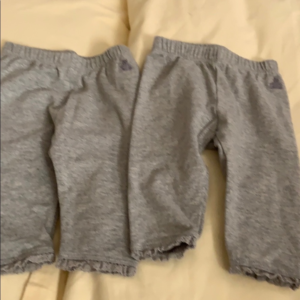 2CUTE baby girls leggings in gray color.